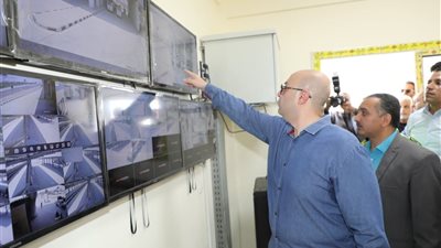 محافظ بني سويف يتفقد موقف المحافظات وغرفة الكاميرات 