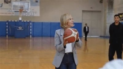 السيدة الأولى في لبنان تسدد نحو السلة وتشعل حماس منتخب بلادها للسيدات