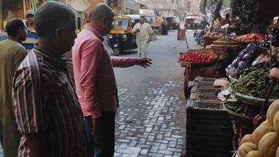  تشاجر موظفي مجلس مدينة طهطا بسوهاج مع صاحب محل.. ومصدر يكشف التفاصيل