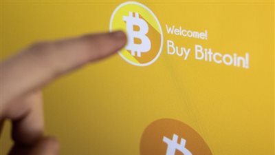 البيتكوين تسجل أعلى مستوياتها تاريخيا.. وخبير اقتصادي يوضح أسباب الصعود