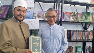 مصر بلد الحضارة.. وزير الثقافة الفنزويلي يزور جناح «الأعلى للشئون الإسلامية»