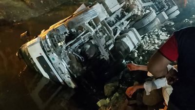 إصابة شخصين في حادث انقلاب سيارة نقل بمقطورة داخل ترعة بالصف 