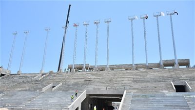بدء تركيب أعمدة الإضاءة والكشافات في استاد النادي المصري الجديد 