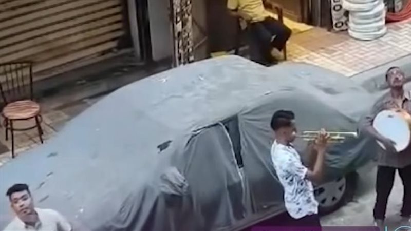 شباب يعزفون