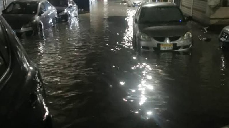 المياه تغرق الشوارع