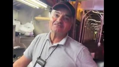 بائع مصري يشغّل القرآن يوميًا في تايمز سكوير رغم الغرامة.. ومشاري راشد يعلّق