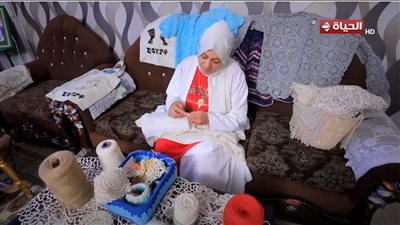 قصة منال.. سيدة تحوّل موهبة والدتها إلى مشروع ناجح يدعم الأسر المنتجة