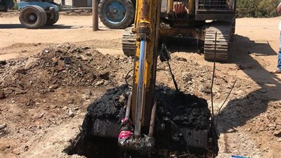 استجابة سريعة لشكاوى المواطنين.. حملة لتطهير ترعة مغطاة بفارسكور