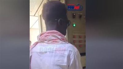 راكب يعبث بـ لوحة التشغيل الكهربي داخل قطار الصعيد المكيف | فيديو 