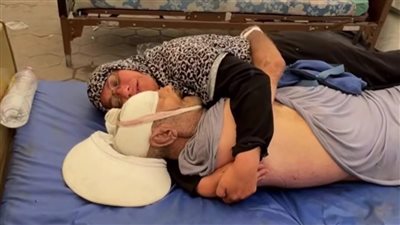 الحضن الأخير للوطن امرأة فلسطينية تحتضن زوجها الشهيد ساعة كاملة تحت القصف