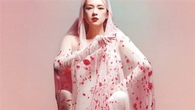 فساتين ملطخّة بالدماء وأخرى مشوّهة في أسبوع الأزياء الراقية في باريس