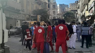 الهلال الأحمر: توجه فرق الاستجابة لموقع انهيار عقار العطارين بالإسكندرية