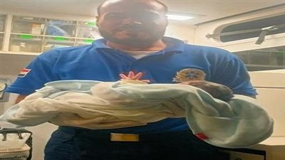 صدفة لا تصدق سيدة تلد طفلها داخل سيارة إسعاف على يد نفس المسعف للمرة الثانية