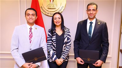 وزيرة التضامن تكرم الإدارة العامة للاتصال السياسي والشؤون البرلمانية