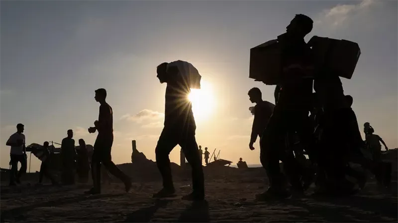 فلسطينون يحملون إمدادات