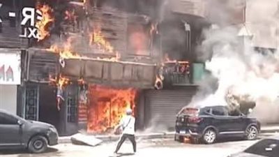 حريق يلتهم محل ملابس وصيدلية وسيارة متوقفة في دقائق بشارع فيصل