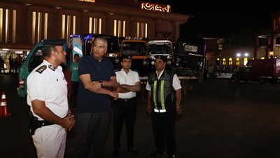 محافظ أسوان يفاجئ أحد الأكمنة المرورية لتحقيق السيطرة أعلى الطرق السريعة