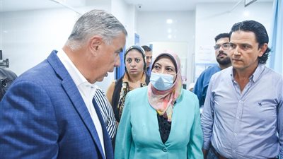 محافظ الإسكندرية يزور مصابي حادث انهيار عقار العطارين بمستشفى جمال حمادة 