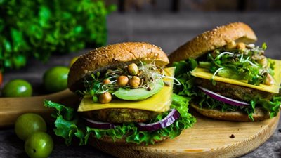 الباذنجان لعشاق النكهات المبتكرة.. بديل نباتي شهي ينافس البرجر التقليدي