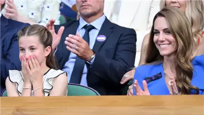 الأميرة شارلوت تتألق بطلاء أظافر وردي في ويمبلدون وتلفت الأنظار بإطلالتها