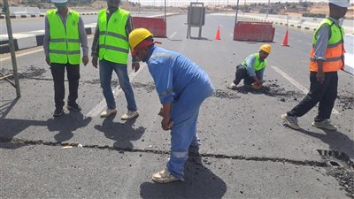 محافظ أسوان يتابع إنهاء تركيب الفواصل الدائمة بمحور بديل الخزان