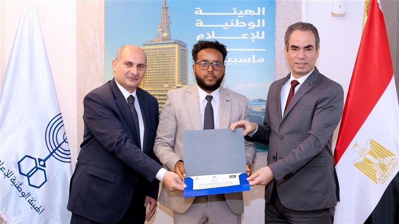 المسلماني يُسلم شهادة
