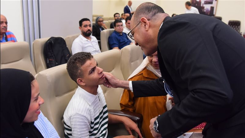 وزير العمل يُسلم