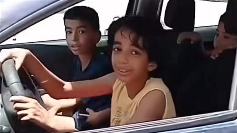 أطفال يقودون سيارة
