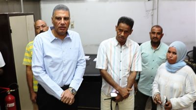 محافظ أسوان يطمئن على منظومة الإطفاء وشبكة الحريق بمبنى الوحدة المحلية