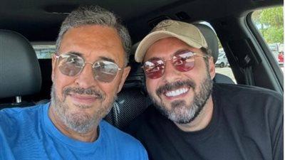 بعد شائعة وفاته .. أول ظهور لـ كاظم الساهر رفقة أحد المقربين