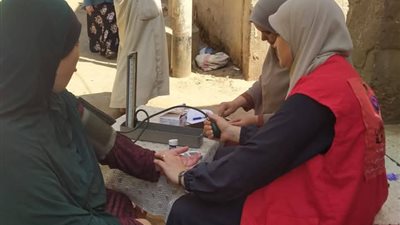 فحص وتوفيرالعلاج لــ 1100 وتقديم 3030 خدمة طبية بقافلة للصحة ببني عُقبة 