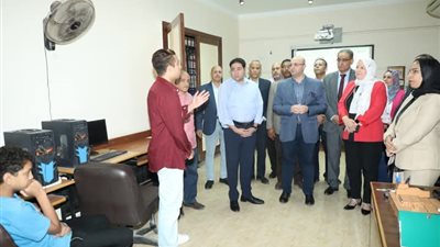 محافظ بني سويف يتفقد سير العمل في البرنامج التدريبي للعاملين بالتربية والتعليم