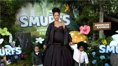 ريهانا تتألق على السجادة الزرقاء برفقة طفليها في عرض فيلم Smurfs 