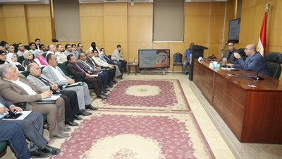 محافظ بني سويف يعقد اجتماعًا موسعًا لمتابعة تطوير القرى وتحسين الخدمات