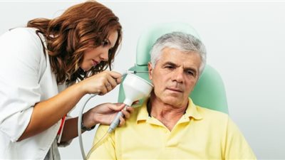 هل تحتاج لتنظيف الأذن عند الطبيب؟ تعرف على الحالات الفعلية
