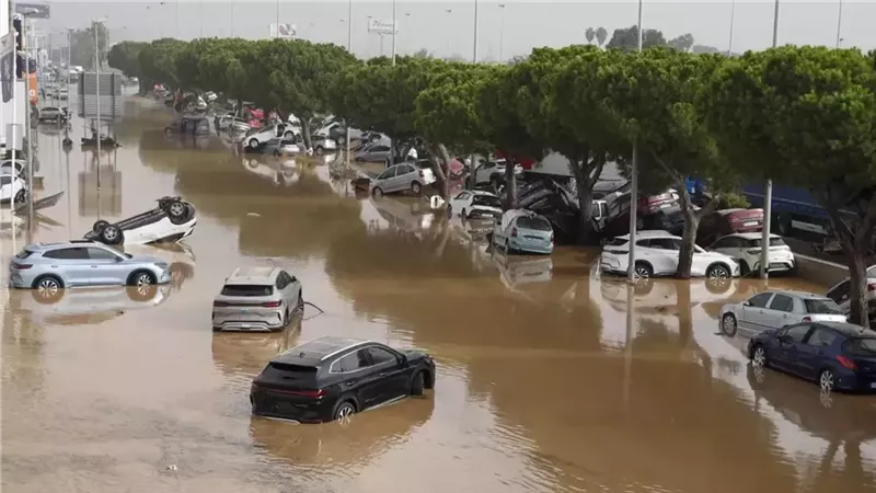 العاصفة "دانا" تدمر إسبانيا وتغرقها بالفيضانات.. هل تنتقل إلى دول عربية؟