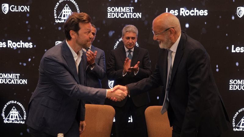 جانب من حفل التوقيع