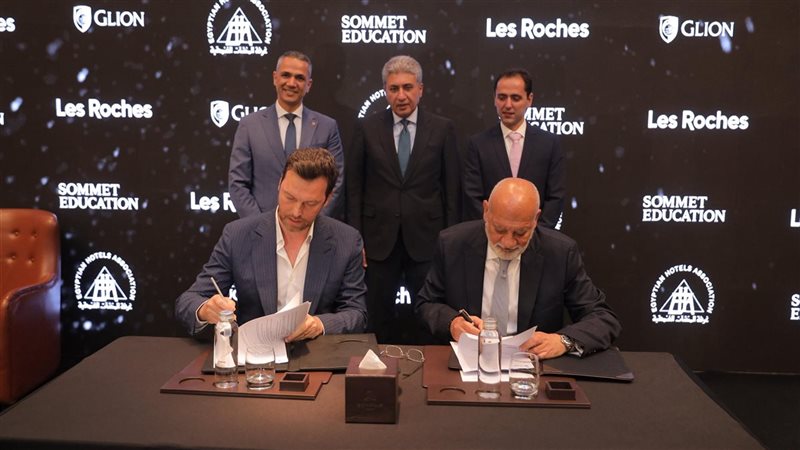 جانب من حفل التوقيع