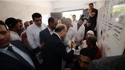 محافظ كفرالشيخ يستمع لشكاوي المواطنين خلال تفقده حملة 100 يوم صحة