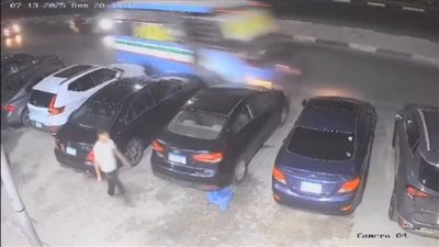 سائق أتوبيس يقتحم معرض سيارات ويصدم 4 مركبات في حدائق القبة