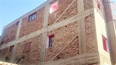 إيقاف أعمال بناء في المهد بمنطقة نجع دنقل بمدينة أرمنت في الأقصر