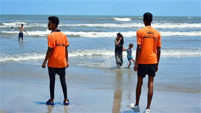 بعد تجاهلها تحذيرات المنقذين.. إنقاذ فتاة من الغرق على شاطئ البحر ببورسعيد 