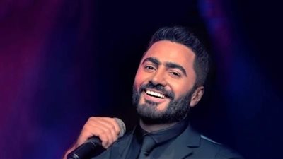 تامر حسني يكشف جزءًا من أغنية جديدة ويحتفل بطرح الألبوم 