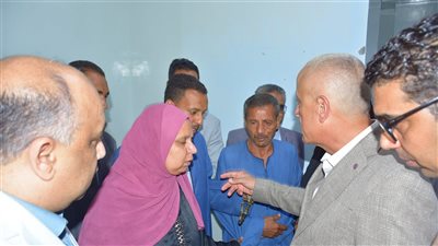 محافظ الأقصر: سلامة العاملين أولوية ونعمل على ضمان حقوقهم ورعايتهم الصحية