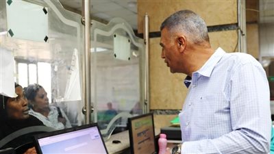 محافظ أسوان يطمئن على تقديم الخدمات للمعاملات المختلفة بالمركز التكنولوجي