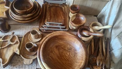 إيديهم تتلف في حرير.. عم أحمد وابنه محمود أشهر صناع أواني خشبية في الفيوم |صور