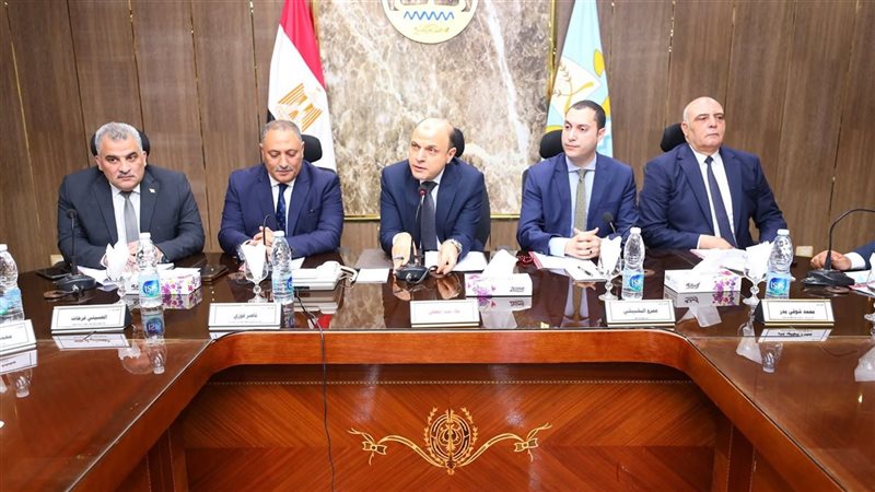محافظ كفرالشيخ يناقش