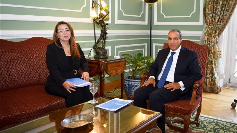 وزير الخارجية مع