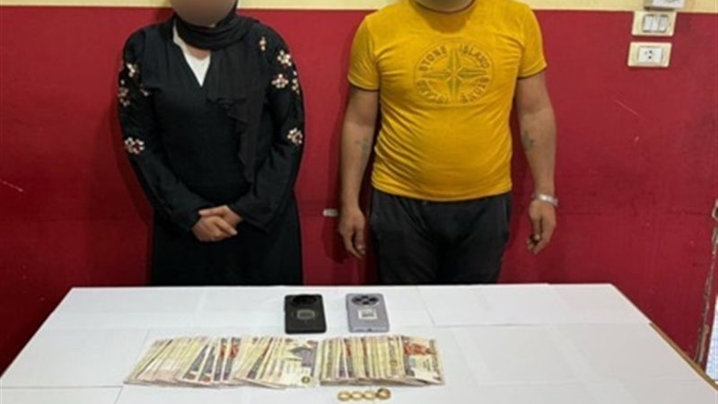 المتهمين و أمامهم
