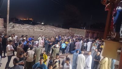 أهالى عزبة حنا بالشرقية يشيعون جثامين 3 عمال لقوا مصرعهم في حادث مروع